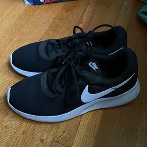 Nikes ladies tennis shoes